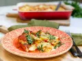 En läcker kycklingrätt med tunna potatisskivor, toppad med färsk persilja. En härlig kyckling potatis-kombination!