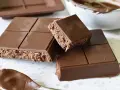 En fransk chokladtårta med krispig fyllning av kokos och choklad, redo att avnjutas.