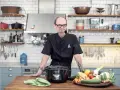 Erik Videgård i köket med en slow cooker och färska grönsaker.