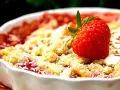 En härlig crumble med jordgubbar, perfekt att baka med. En saftig jordgubbsbotten toppad med smuldeg och en färsk jordgubbe som dekoration.