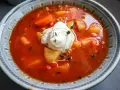 En värmande tomatsoppa med potatis, morötter och en klick krämig creme fraiche, toppad med färska örter.