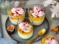 Vackra glas med en krämig påsk dessert, toppad med maräng, passionsfrukt och kokosflingor. En perfekt avslutning på påskfirandet.