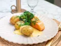 En saftig bit lax med krämig sås, serverad med små, dillkryddade potatisar och fräsch broccoli. En klassisk svensk rätt med lax och potatis.