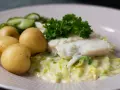 En portion stuvad spetskål med fisk, potatis och gurka. En klassisk svensk rätt som smakar ljuvligt.