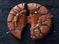 En brownie cookie med salt karamell som rinner ut.