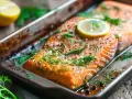 Fryst lax i ugn, kryddad med dill och citron, redo att tillagas.
