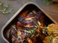 Helstekt kyckling med krispiga potatisar i ugnsform. Perfekt kyckling temperatur ger en saftig och god måltid.