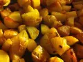Ugnsrostad potatis, gyllene och krispig. En härlig rätt som väcker frågan: hur mycket potatis per person går åt?