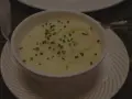 Krämig potatismos i en vit skål, garnerad med gräslök. Perfekt för att frysa potatis och njuta av senare.