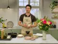 Filip Poon i köket, redo att laga mat med en bukett blommor bredvid.