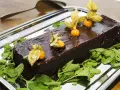 En glansig chokladtårta, perfekt för påsk, dekorerad med physalis och mynta. En härlig påsktårta choklad!