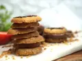 En hög med hembakade kakor, perfekta att baka med Nutella. En jordgubbe ligger bredvid.