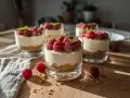 Fluffig cheesecake i glas med hallon och mynta. En perfekt sommardessert som ser lika god ut som den smakar.