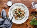 Krämig risotto med räkor och svamp. En perfekt rätt, och ja, kan man frysa risotto? Absolut, för att njuta senare!
