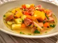 En skål med värmande finsk korvsoppa med potatis, morötter och purjolök.