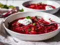 Varm och mustig borsjtj, perfekt för kalla dagar. Här är ett enkelt borsjtj recept med rödbetor, kål och en klick gräddfil.