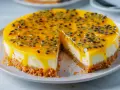En krämig cheesecake med passionsfrukt som topping, en härlig dessert för alla sinnen.