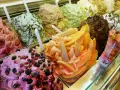 Färgglad italiensk glass med bär, melon och choklad. En fest för ögat och gommen!