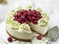En krämig cheesecake med hallon och lime, perfekt som dessert nyårsafton.