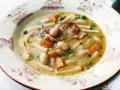 En skål med minestronesoppa med fläsk, bönor, morötter, ärtor och pasta.