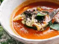 En krämig tomatsoppa med kronärtskocka och örter, en nyttig soppa för att gå ner i vikt.