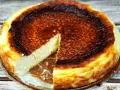 En krämig baskisk cheesecake med en härligt bränd yta, redo att avnjutas.