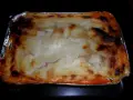 En ugnsbakad lasagne i aluminiumform, perfekt att frysa in lasagne för framtida middagar.