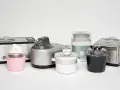 En samling glassmaskiner i olika färger och modeller, redo att skapa hemmagjord glass.