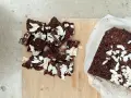 Chokladbitar med kokosflingor, perfekta att baka med dadlar. Enkla att göra och goda att äta.