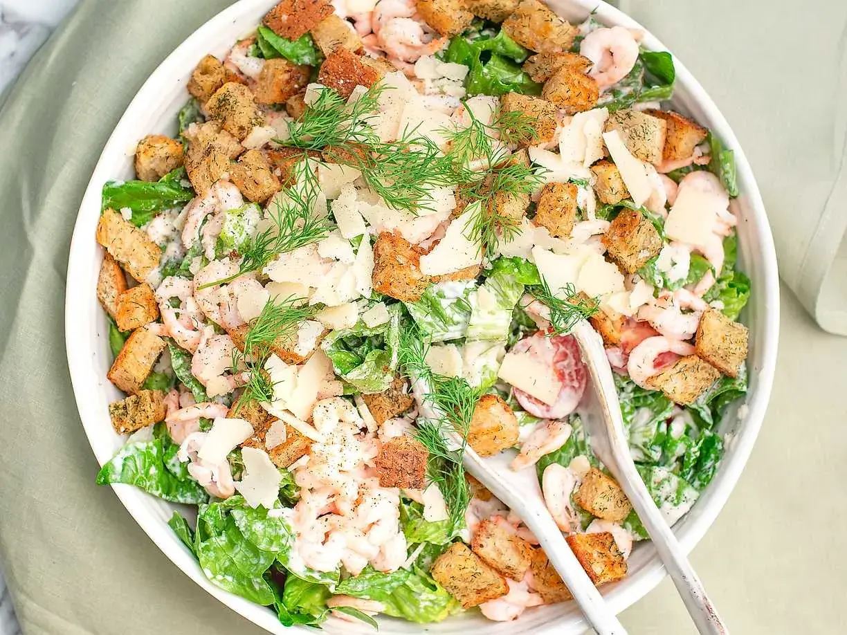 En härlig caesar sallad med räkor, krutonger och parmesan. Perfekt för en lätt lunch eller middag.