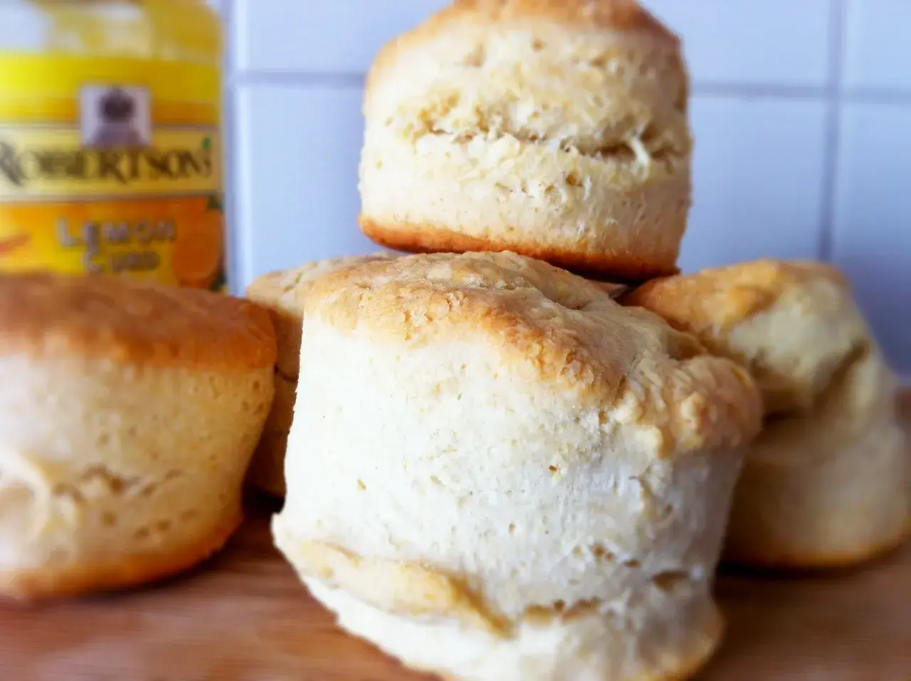 En hög med fluffiga engelska scones, redo att serveras med Robertsons Lemon Curd.