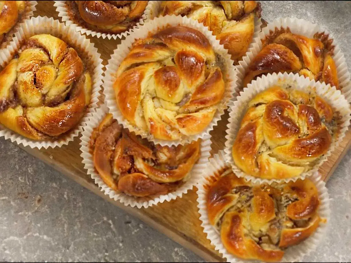 Gyllene bullar med mandelmassa och vallmofrön, bakade till perfektion. En härlig syn för ögat och en njutning för smaklökarna.