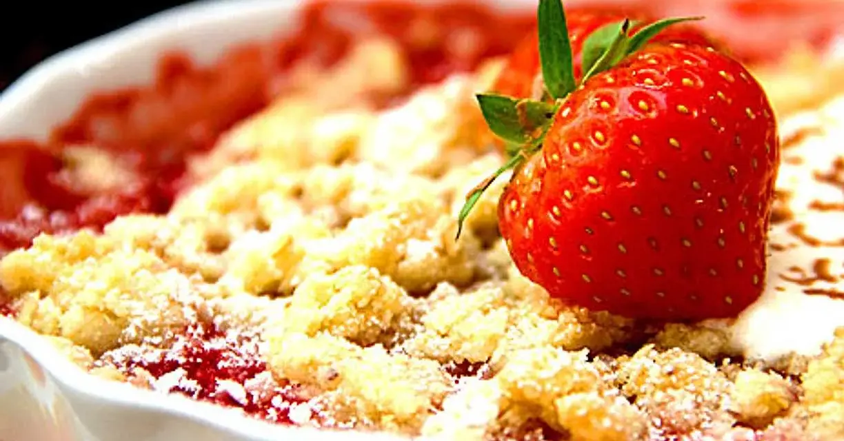 En härlig crumble med jordgubbar, perfekt att baka med. En saftig jordgubbsbotten toppad med smuldeg och en färsk jordgubbe som dekoration.