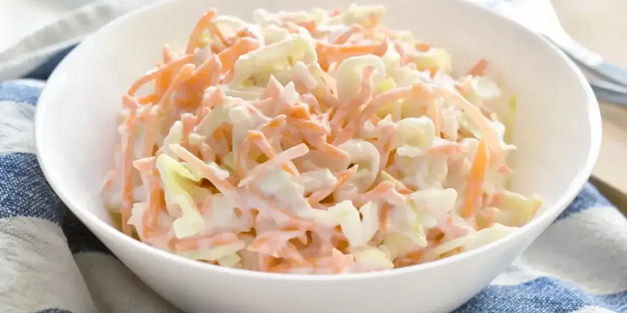 En skål med krämig coleslaw, perfekt till grillat.