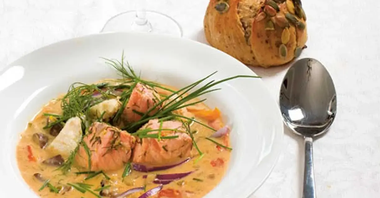 En krämig fisksoppa med lax och dill, perfekt för att frysa in och njuta av senare. Serveras med ett fröbröd.