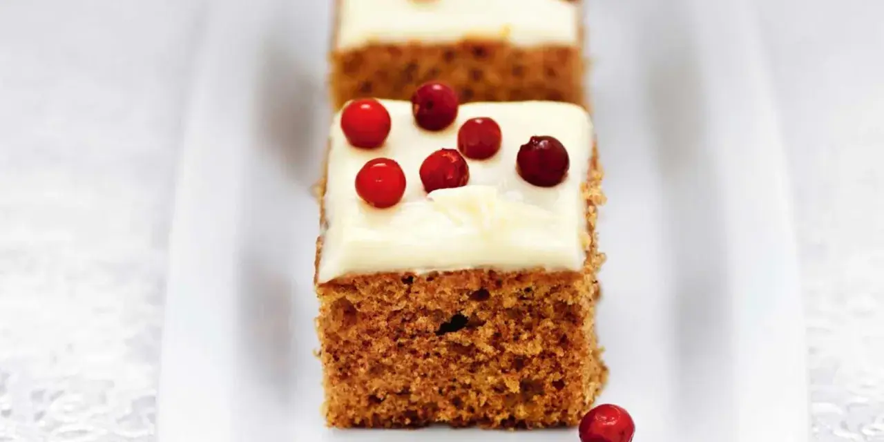 Mjuk pepparkaka med frosting och lingon. En härlig julsmak som smälter i munnen.