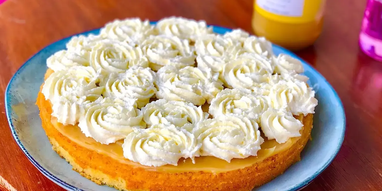 En härlig citronkaka med fluffig grädde, perfekt att baka med citron.