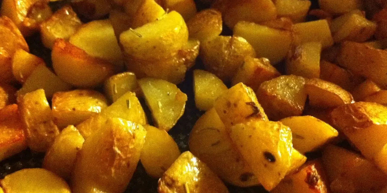 Ugnsrostad potatis, gyllene och krispig. En härlig rätt som väcker frågan: hur mycket potatis per person går åt?