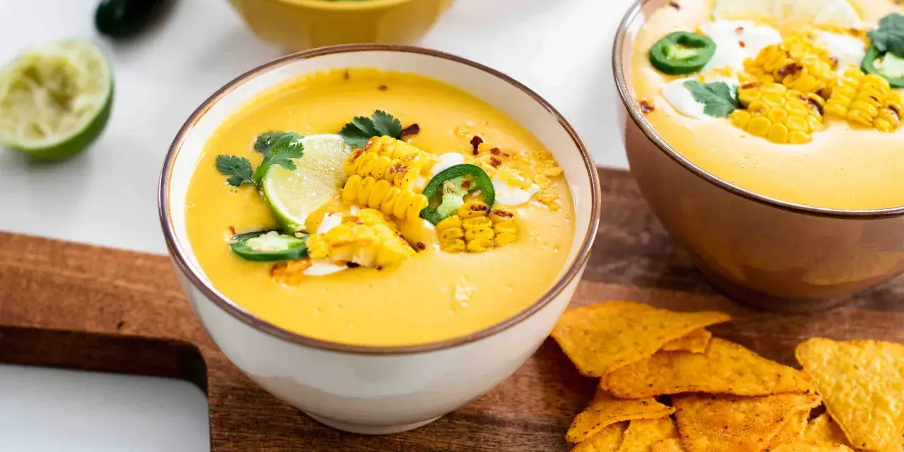 Krämig majssoppa med grillad majs, jalapeño, lime och koriander. Serveras med tortillachips.