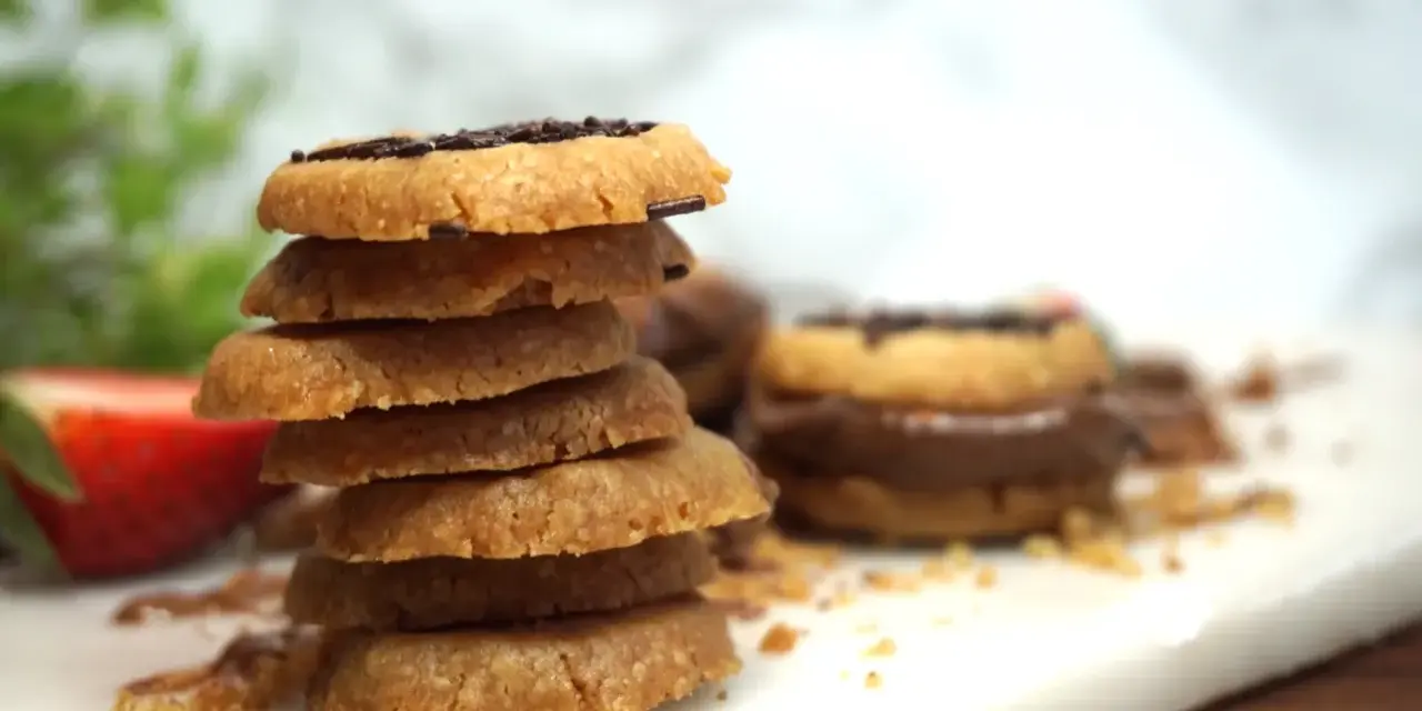En hög med hembakade kakor, perfekta att baka med Nutella. En jordgubbe ligger bredvid.