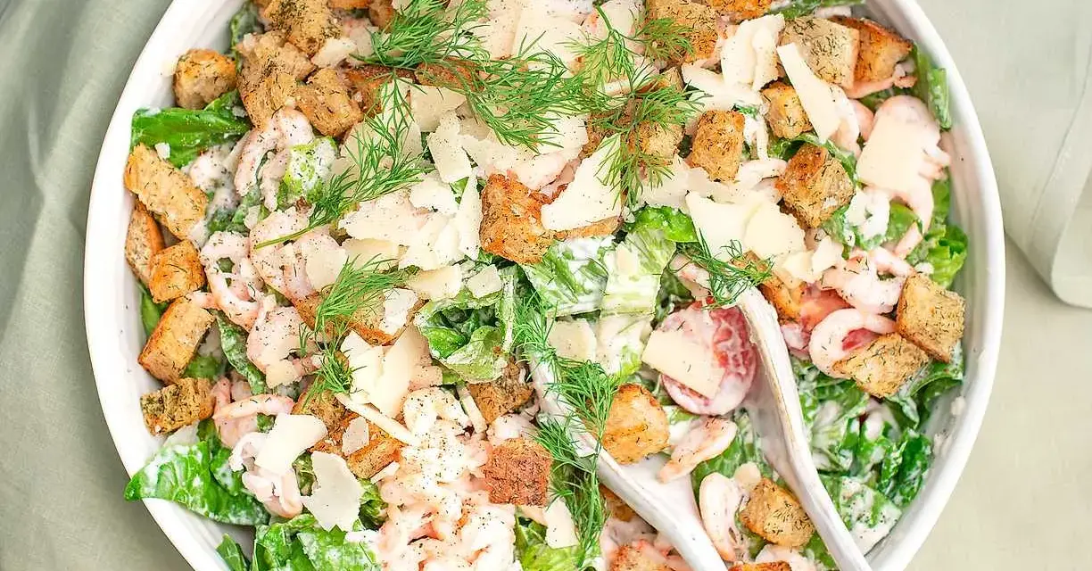En härlig caesar sallad med räkor, krutonger och parmesan. Perfekt för en lätt lunch eller middag.