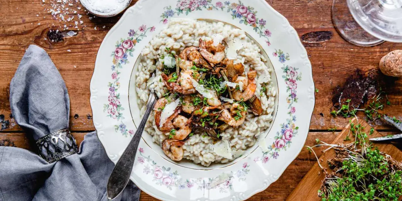 Krämig risotto med räkor och svamp. En perfekt rätt, och ja, kan man frysa risotto? Absolut, för att njuta senare!