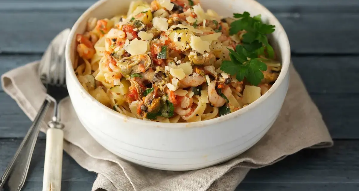 Enkel pasta med räkor, musslor och parmesan. En härlig och snabblagad måltid.