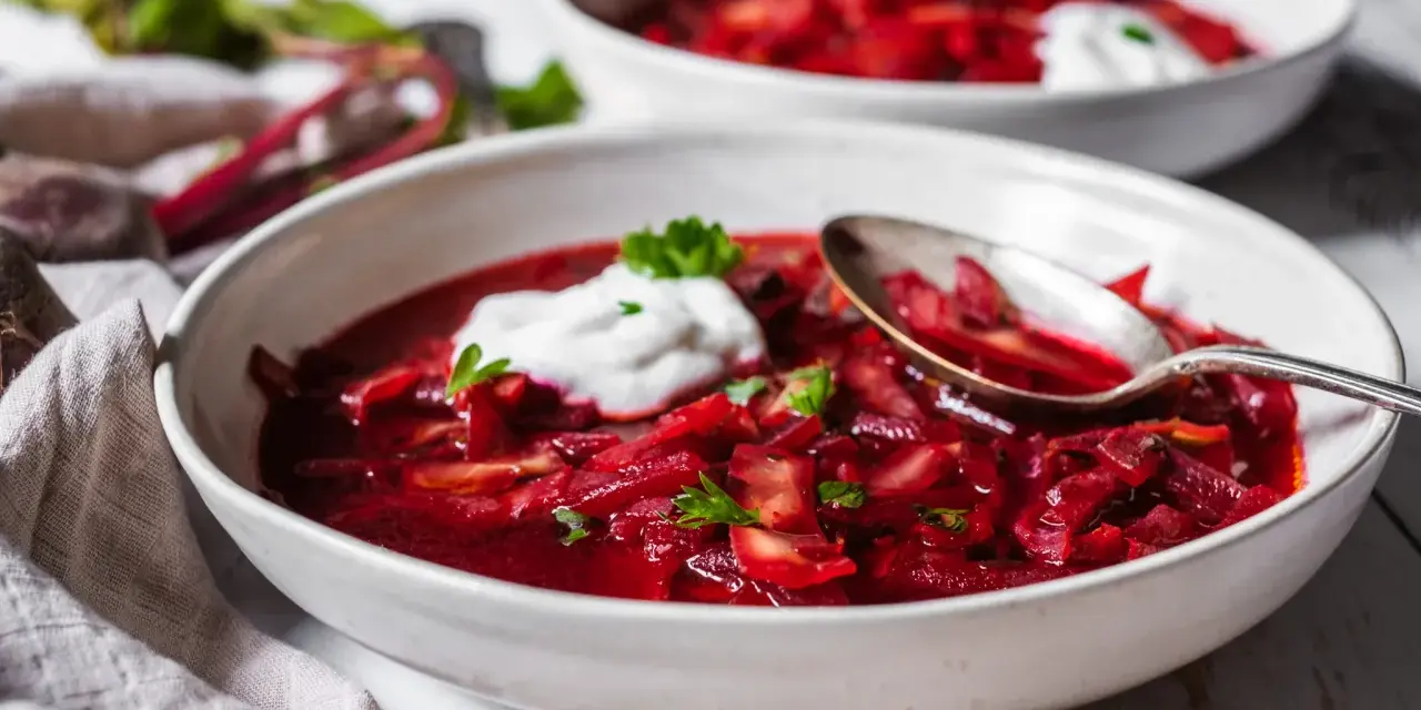 Varm och mustig borsjtj, perfekt för kalla dagar. Här är ett enkelt borsjtj recept med rödbetor, kål och en klick gräddfil.