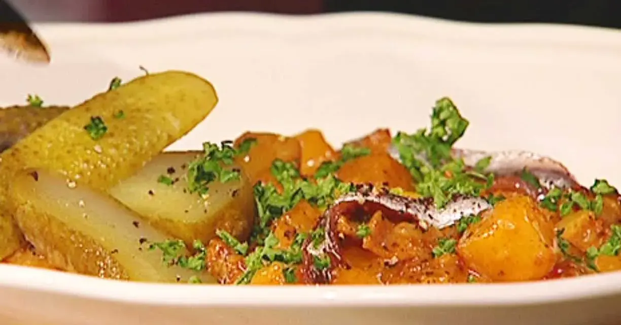 En portion pytt Bellman med stekt potatis, inlagd gurka och ansjovis, toppad med persilja.