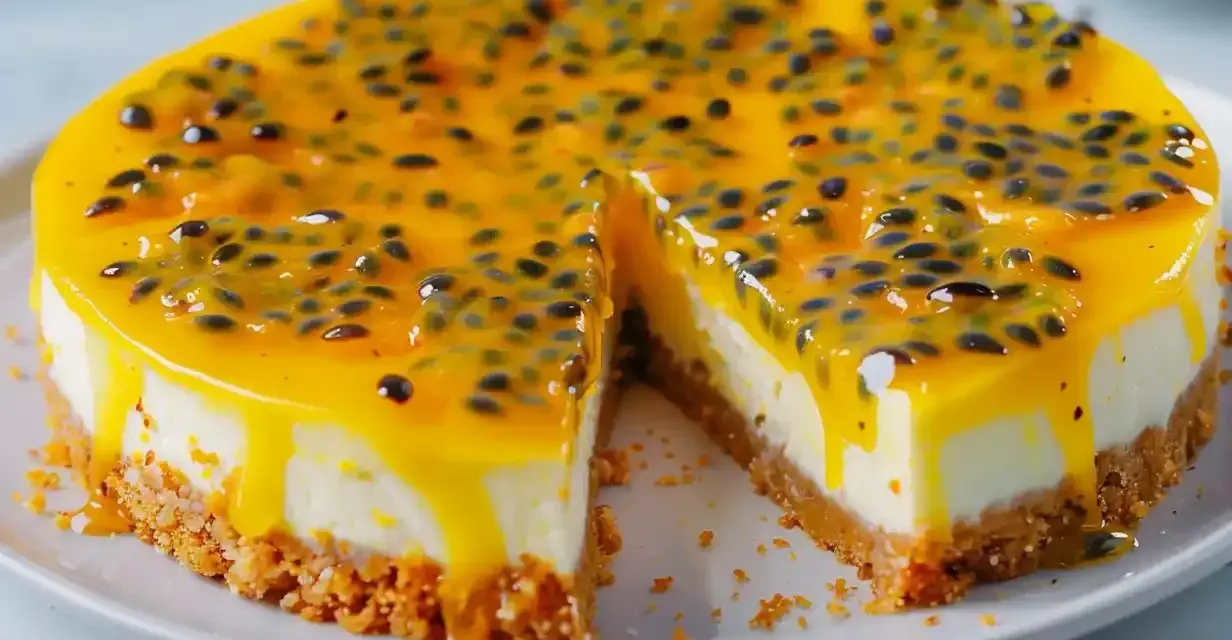 En krämig cheesecake med passionsfrukt som topping, en härlig dessert för alla sinnen.