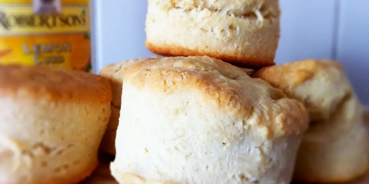 En hög med fluffiga engelska scones, redo att serveras med Robertsons Lemon Curd.