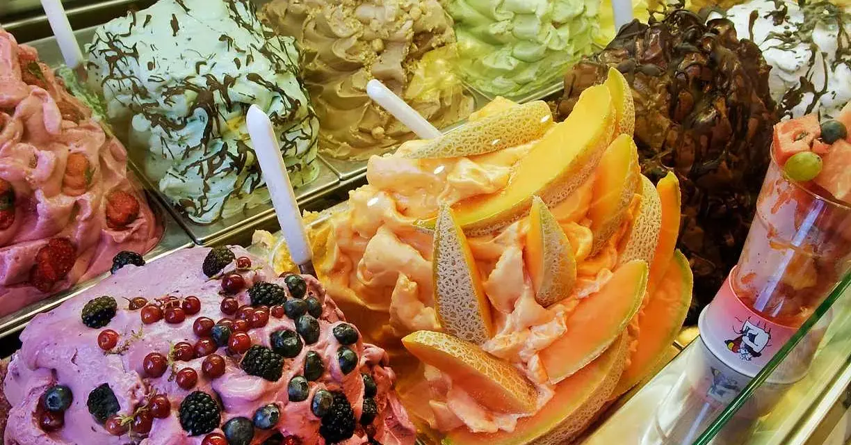Färgglad italiensk glass med bär, melon och choklad. En fest för ögat och gommen!