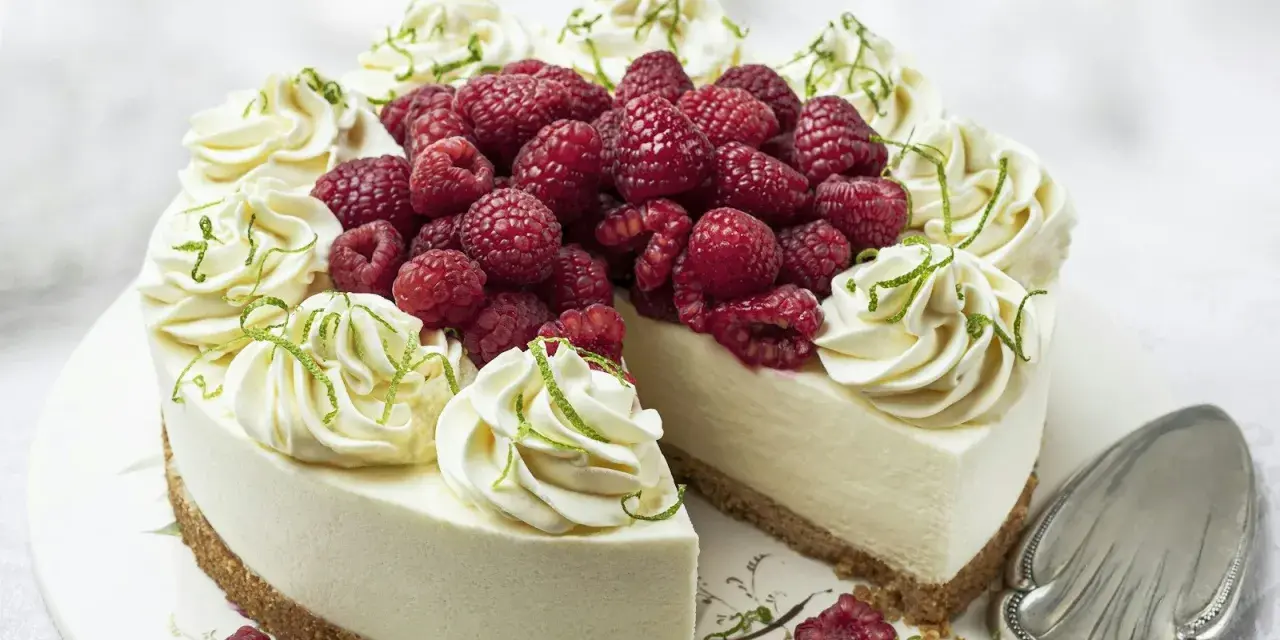 En krämig cheesecake med hallon och lime, perfekt som dessert nyårsafton.