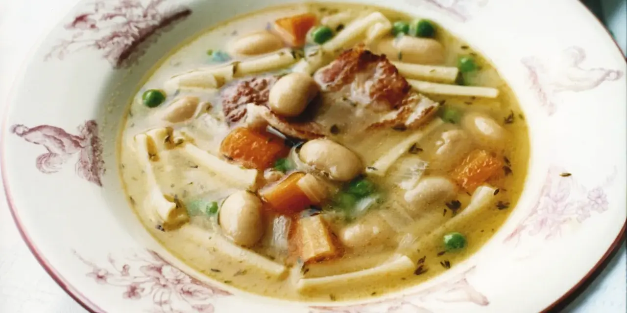 En skål med minestronesoppa med fläsk, bönor, morötter, ärtor och pasta.